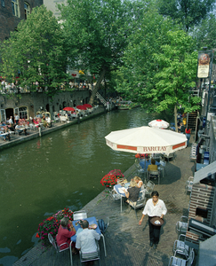 805672 Gezicht over de Oudegracht met werfterrassen te Utrecht; op de voorgrond het werfterras van het restaurant Het ...